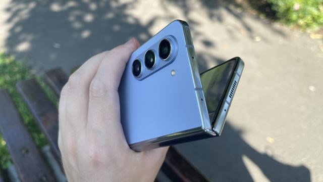 <b>Samsung Galaxy Z Fold5: Difuzoare stereo separate pentru o experiență audio echilibrată și bogată în detalii</b>La fel ca multe alte smartphone-uri de pe piață și Samsung Galaxy Z Fold5 se prezintă la posturi cu o pereche de difuzoare stereo. Vestea bună este că avem difuzoare stereo dedicate, unul jos și altul sus (privit în mod portrait), ceea ce ar trebui să se 