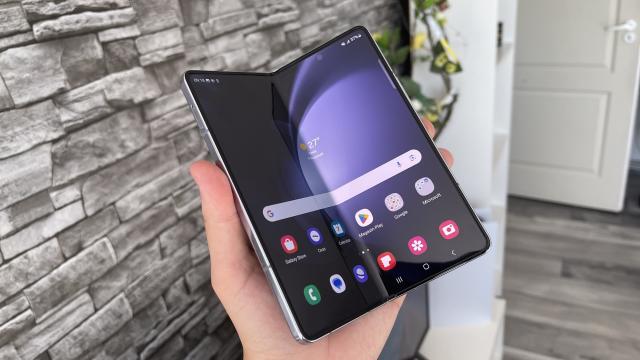 <b>Samsung Galaxy Z Fold5: Upgrade la cel mai puternic procesor Snapdragon al momentului </b>Samsung Galaxy Z Fold5 ar putea fi considerat un upgrade incremental adus predecesorului, compania optând să se ocupe de aspecte ce țin de funcționalitate în primul rând, iar prin asta mă refer desigur la noul tip de balama care contribuie 