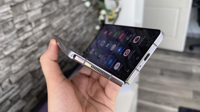 <b>Samsung Galaxy Z Fold5: O suită completă de conectivitate, inclusiv standard USB-C 3.2</b>Samsung Galaxy Z Fold5 pune la bătaie o suită completă de conectivitate și nu are ce să îți lipsească de aici. Vorbim despre 5G, Wi-Fi 6e și nu uităm de NFC pe care îl vei folosi pentru a plăti cafeaua de dimineață sau cumpărăturile din mall