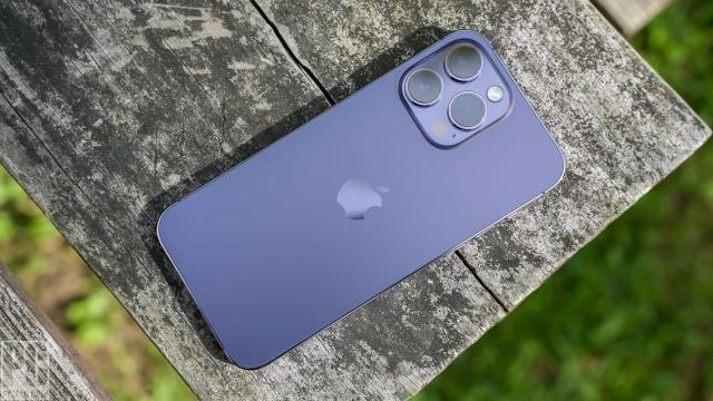 <b>Turul Magazinelor #1315: iPhone 14 Pro Max atractiv, televizor 4K la preţ bun, 50% voucher la căşti Samsung</b>Înainte de Summer Well 2023 ne încălzim cu nişte shopping, care ne poate face experienţă la festival mai bună. Mai un telefon nou cu care să facem poze, mai un ceas de fitness sau o bicicletă cu care să ajungem acolo. Suntem la episodul 