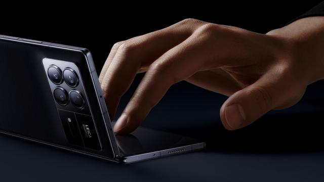 <b>Xiaomi Mix Fold 3 va fi cel mai subțire pliabil tip carte/fold de pe piață, la doar 9.8 mm pliat</b>Xiaomi se pregătește de un mega eveniment pentru data de 14 august, atunci când printre produsele cap de afiș se va afla și smartphone-ul pliabil Mix Fold 3. Am tot avut teasere pentru acest terminal în ultimele zile, iar astăzi descoperim 