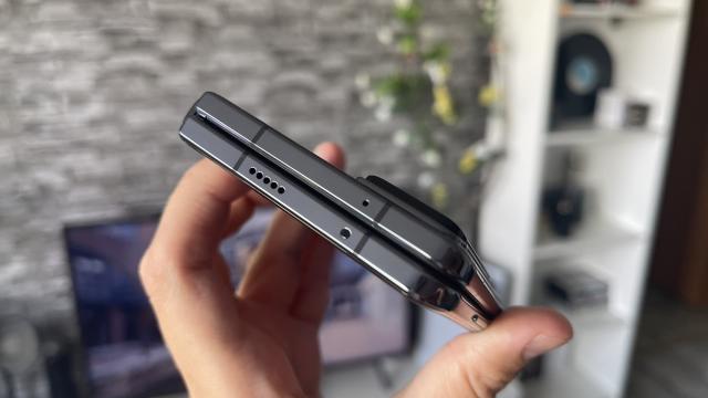 <b>Honor Magic Vs: Acustică stereo bombastică pe Netflix şi în jocuri</b>Honor Magic Vs dispune de difuzoare stereo, ca mai toate pliabilele de altfel. Le are amplasate astfel încât, chiar şi acoperite cu degetele, tot se aud excelent. Sunetul e generos ca volum, avem şi mult bas, iar vocile sunt plăcute pentru urechile 