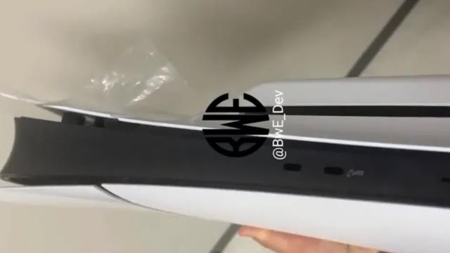 <b>PlayStation 5 Slim s-ar putea lansa în septembrie; Iată o posibilă fotografie</b>După multe scăpări legate de PS5 Pro, acum avem una mare cu privire la PS5 Slim. Consola apare într-o posibilă fotografie, alături de o dată de lansare. Avem mai multe detalii mai jos. Zvonurile afirmă că Sony ar putea lansa un PlayStation 