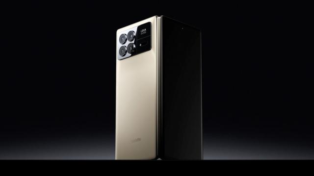 <b>Xiaomi Mix Fold 3 s-a lansat: camera periscop, Snapdragon 8 Gen 2, balama nouă</b>Xiaomi a ţinut un eveniment axat pe pliabile pe 14 august, menit să concureze cu cel Unpacked Samsung de pe 26 iulie. De această dată a debutat un Xiaomi Mix Fold 3, un telefon pliabil cu camera periscop, balama regândită şi procesor Snapdragon 8 Gen 2.