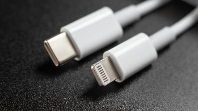 <b>iPhone 14 ar putea primi o relansare, în varianta cu port USB-C, potrivit unor descoperiri făcute într-un release software beta</b>Fix când credeam că cei de la Apple nu ne mai pot surprinde cu nimic, iată că aceștia o fac. Așa cum spune și titlul postării de față, iPhone 14 ar putea primi o relansare, în varianta actualizată cu port USB Type-C la bord. Această informație vine 
