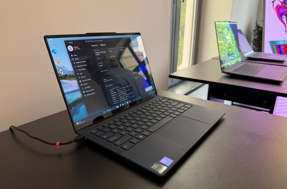 Lenovo Yoga Slim 7i Ultra Aura Edition - Fotografii: yoga (6).jpg