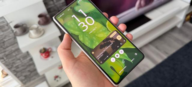 De astăzi și telefoanele pliabile Motorola intră în programul beta Android 17
