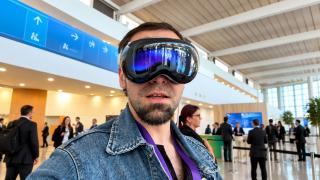 Vision Pro trebuie să slăbească: Apple testează titan, plastic și mutarea computerului în buzunar