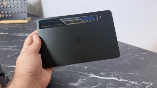 REDMAGIC Astra 2: Design futurist, iluminare RGB și corp compact, construit pentru gaming