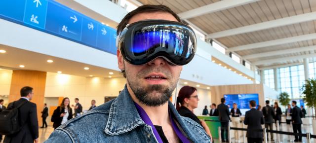Vision Pro trebuie să slăbească: Apple testează titan, plastic și mutarea computerului în buzunar