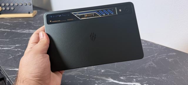 REDMAGIC Astra 2: Design futurist, iluminare RGB și corp compact, construit pentru gaming