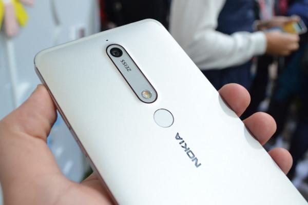 Turul Magazinelor #384: trandafir criogenat, matriţă pentru hamburgeri, Xperia XZ1 la preţ bun şi Nokia 6 (2018) în România