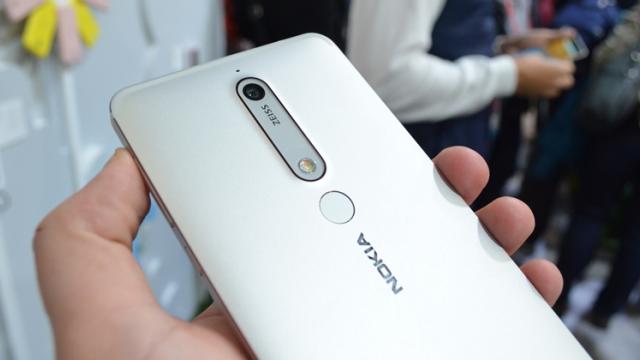 <b>Turul Magazinelor #384: trandafir criogenat, matriţă pentru hamburgeri, Xperia XZ1 la preţ bun şi Nokia 6 (2018) în România</b>Acum că târgul de tehnologie Mobile World Congress 2018 a luat sfârșit, este momentul să revenim cu forțe proaspete în căutarea celor mai atractive oferte. Așadar, astăzi vine un nou tur al magazinelor, ediție în care vă propunem și un cadou