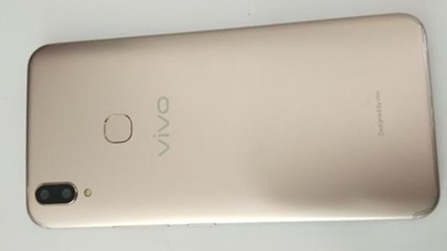 <b>Vivo V9 acum și în fotografii hands-on; Vedem clona de iPhone X prezentată din toate unghiurile</b>Chinezii de la Vivo pregătesc lansarea unui nou terminal mid-range pe piață pe final de lună, acesta fiind intitulat Vivo V9 și urmând a avea și o versiune mai mare denumită Vivo V9+. Scăpările pentru cele două terminale au fost destul de