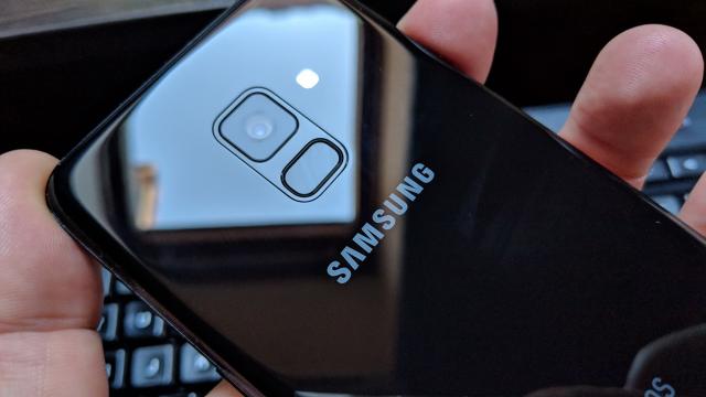 <b>Samsung Galaxy A8 (2018): Cameră peste aşteptări, de la selfie la filmare</b>Samsung Galaxy A8 (2018) cumva nu sună impresionant pe hârtie, cel puţin dacă te uiţi la camera principală. În realitate a dovedit că nu e bine să judeci la prima vedere şi doar după specs. Se prezintă cu o cameră principală de 16 megapixeli, cu PDAF..