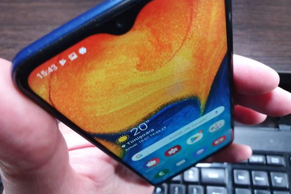 Samsung Galaxy A20e: Design jucăuş şi tineresc