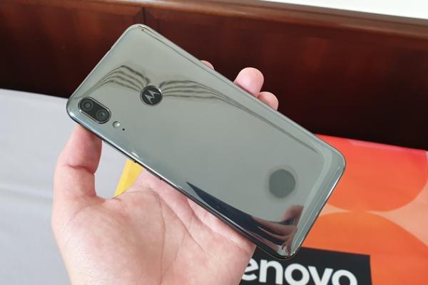 IFA 2019: Motorola Moto E6 Plus Hands-on - Telefon de buget cu spate oglindă și cameră duală