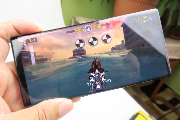 Samsung Galaxy Note 10+: Acustică parcă sub Galaxy S10+, difuzorul de sus trage în jos experiența