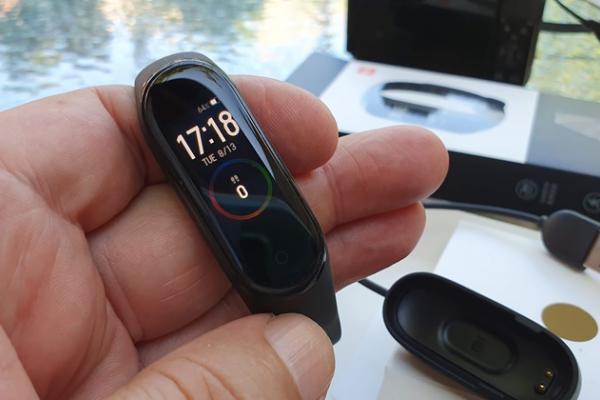 Brățara Xiaomi Mi Band 4 poate fi achiziționată pentru doar 150 lei de pe eBay!