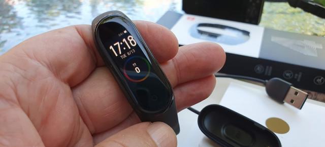 Brățara Xiaomi Mi Band 4 poate fi achiziționată pentru doar 150 lei de pe eBay!