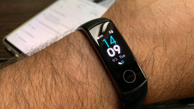 <b>Honor Band 4 Review: brăţară de fitness cu autonomie excelentă, ecran color, nu aşa sexy ca Mi Band</b>Dacă tot am testat Xiaomi Mi Band 3 cu ceva vreme în urmă, am zis să îi testăm şi principalul rival chinez, Honor Band 4. E tot o brăţară de fitness, cu un format apropiat, doar că are ecran color şi e ceva mai scumpă