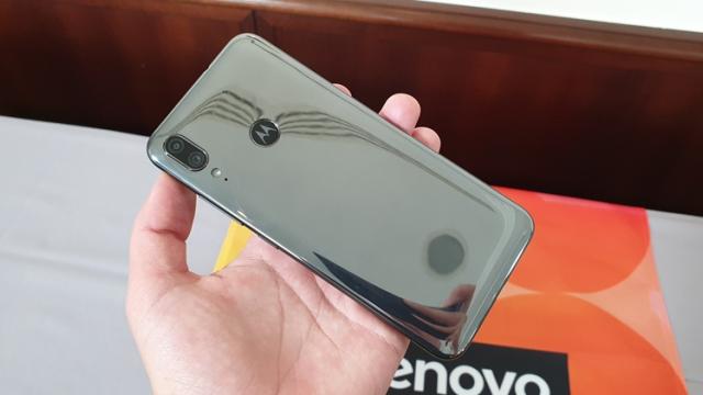 <b>IFA 2019: Motorola Moto E6 Plus Hands-on - Telefon de buget cu spate oglindă și cameră duală</b>În cadrul târgului de tehnologie IFA 2019 din Berlin cei de la Lenovo au prezentat și noi smartphone-uri Motorola, printre acestea numărându-se și Moto E6 Plus pe care vi-l prezint mai jos într-un scurt material hands-on