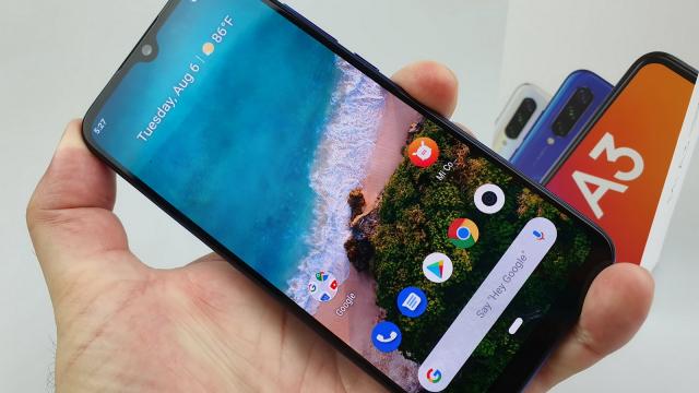 <b>Xiaomi Mi A3: Conectivitate cu de toate, inclusiv infraroşu</b>Despre Xiaomi Mi A3 se va vorbi mai mult pentru bateria să sau pentru ecranul său oarecum infam. Unii vor fi şi încântaţi că are emiţător infraroşu, cu care să controlezi televizorul când îi dispare pârdalnica aia de telecomandă.