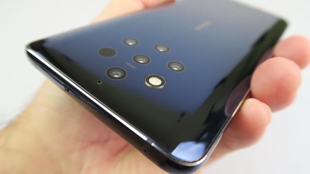 <b>Nokia 9 Pureview este în sfârşit testat de DxoMark şi dezamăgeşte, obține doar 85 de puncte</b>Nokia 9 Pureview a fost unul dintre cele mai aşteptate flagship-uri ale anului şi hype-ul s-a transformat în dezamăgire, când am văzut camera la treabă. Timpii lenţi de captură, lipsa de obiectiv wide, zoom optic şi de o calitate a fotografiilor..