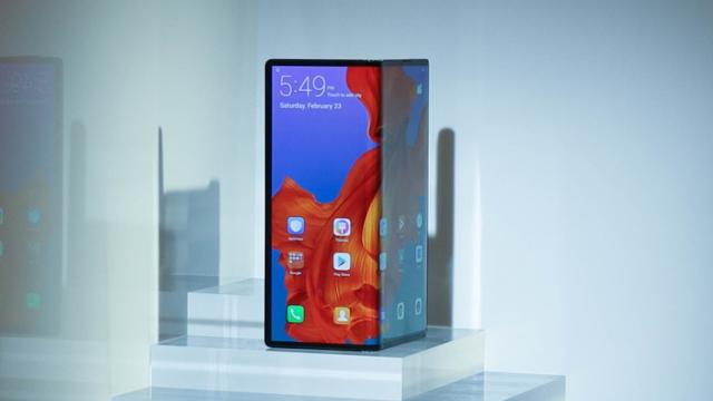 <b>CEO-ul Huawei afirmă că Mate X ar putea debuta luna viitoare; Confirmă și varianta cu Kirin 990</b>După ce la mijloc de lună august aflam că lansarea comercială a pliabilului Huawei Mate X ar fi fost amânată până în noiembrie, iată că astăzi descoperim un update referitor la debut. Nimeni altul decât CEO-ul companiei chineze 