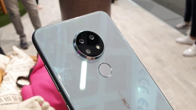 <b>IFA 2019: Nokia 6.2 Hands-on - Nou telefon Android One cu preț mic, ecran generos și cameră foto triplă</b>Finlandezii de la HMD Global au adus în cadrul IFA 2019 și noutăți în zona mid-range de preț, acolo unde l-am descoperi pe Nokia 6.2 - telefon ce a primit un hands-on rapid la fața locului. Este un smartphone cu dotări acceptabile 