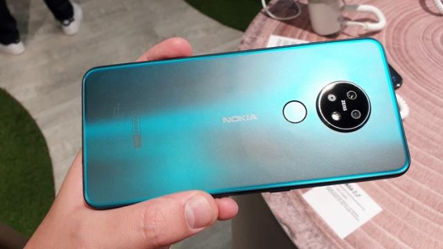 <b>IFA 2019: Nokia 7.2 Hands-on - Smartphone cu nuanțe captivante și cameră de 48 mpx în spate</b>Din lineup-ul de telefoane adus de către finlandezii de la HMD Global în cadrul IFA 2019, cel mai remarcat s-a făcut Nokia 7.2 - telefon cu cameră foto circulară în spate și Android One la bord. Nu forma modului foto din spata