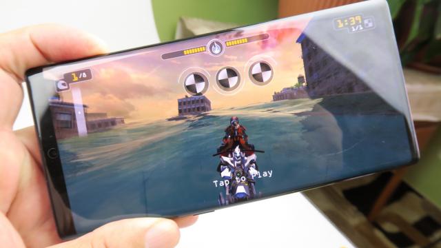 <b>Samsung Galaxy Note 10+: Acustică parcă sub Galaxy S10+, difuzorul de sus trage în jos experiența</b>Asemenea lui Samsung Galaxy S10+ şi Note 10+ vine cu două difuzoare stereo. Unul se află jos, iar altul ar fi ascuns sus, prea bine chiar. Nu avem difuzor de convorbiri vizibil, iar teoretic sunetul ar fi evacuat de un orificiu mic de pe latura de sus..