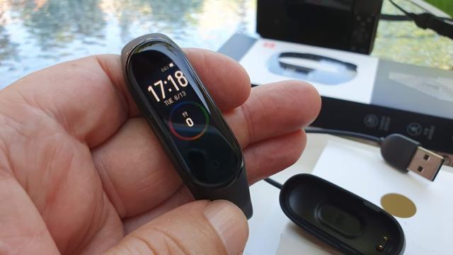 <b>Brățara Xiaomi Mi Band 4 poate fi achiziționată pentru doar 150 lei de pe eBay!</b>Una dintre cele mai populare brățări fitness ale anului este Xiaomi Mi Band 4, purtabil pe care l-am testat și noi aici la Mobilissimo nu demult. Surprinde plăcut prin prisma funcțiilor oferite la pachet și un alt capitol la care face 