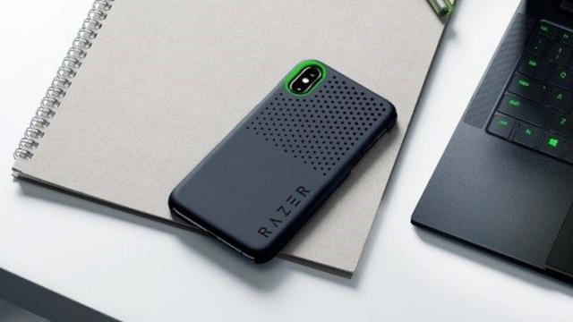 <b>RAZER lansează huse pentru iPhone 11, iPhone 11 Pro și iPhone XS, cu design special pentru disiparea căldurii</b>La câteva ore distanță de la prezentarea noilor modele iPhone, un nume neașteptat are de anunțat accesorii destinate acest noi smartphone-uri și anume RAZER. Celebrul producător din lumea gaming-ului prezintă o serie de huse 