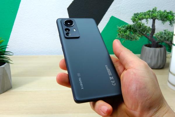 Xiaomi 12 Pro: Design un pic mai elegant prin detalii fine şi foarte lung