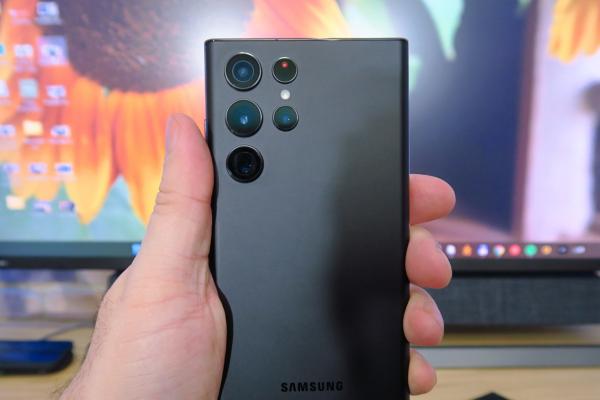 Samsung Galaxy S22 Ultra: Camera discret upgradată de la S21 Ultra, excelentă la stabilizare, selfie, Nightography