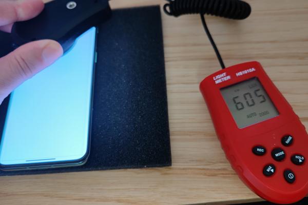 Luminozitate display OnePlus 10 Pro și ecranul văzut la microscop