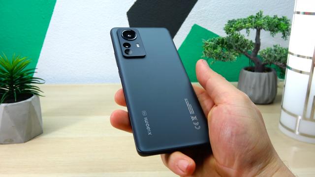 <b>Xiaomi 12 Pro: Design un pic mai elegant prin detalii fine şi foarte lung</b>Xiaomi 12 Pro merge pe direcţia predecesorilor, dar cu un plus de elegantă. Vorbim despre sticlă curbată pe margini în faţă şi sticlă curbată pe margini şi în spate. Telefonul se găseşte pe nuanţe de gri, albastru, mov şi verde şi are o rama din aluminiu