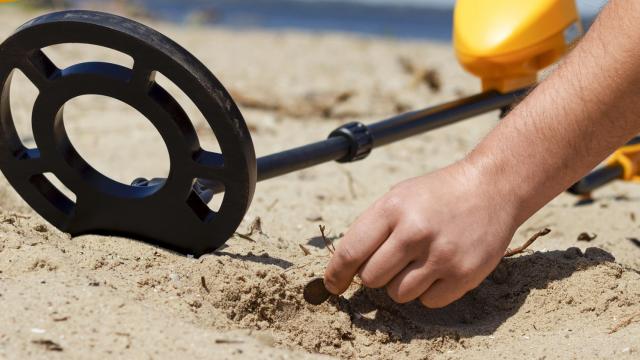 <b>E LUNI e AMAZON: Azi vă recomandăm un detector de metale pentru găsirea obiectelor pierdute (vara pe plajă spre exemplu) - Bounty Hunter TK4G</b>Începem această săptămână cu un nou articol din seria noastră „E LUNI e AMAZON”. Ce am mai găsit azi pentru voi pe Amazon DE? Un detector de metale care are parte și de discount în această perioadă. Se numește Bounty Hunter TK4G și este perfect dacă