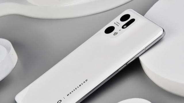 <b>Un posibil OPPO Find X5 Pro+ îşi dezvăluie specificaţiile: vine cu procesor Snapdragon 8 Gen 1, ecran de 120 Hz</b>Se pare că în acest an vom avea flagshipuri dublate şi mă gândesc la Xiaomi 12 Ultra faţă de Xiaomi 12 Pro sau la un OnePlus 10 Ultra, dar şi la proaspăt scapatul OPPO Find X5 Pro+. Terminalul tocmai şi-a dezvăluit specificaţiile într-o scăpare şi aflaţi
