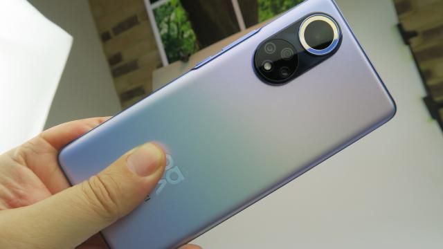 <b>Am testat plăţile contactless cu Huawei nova 9 şi aplicaţii de productivitate (Video)</b>Aşa cum v-am promis în unboxing-ul lui Huawei Nova 9, am revenit cu un material mai pe larg legat de aplicaţiile sale. Ne axăm pe productivitate, pe funcţii necesare în viaţa de zi cu zi, plată de facturi, Office şi plata contactless. Hai să vedem ce ne o