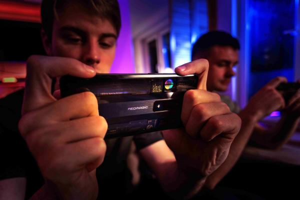 Nubia aduce smartphone-ul de gaming Red Magic 7 în Europa, cu procesor Snapdragon 8 Gen1, ecran 165Hz