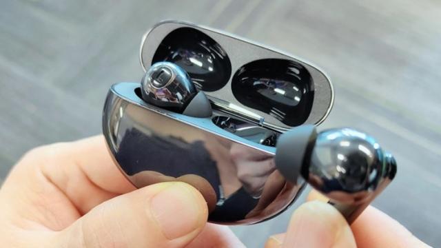 <b>Căștile OPPO Enco X2 apar în fotografii înainte de debut; Sunt dezvăluite și câteva specificații</b>OPPO urmează să anunțe mai multe dispozitive pe 24 martie, în prim plan aflându-se seria de flagship-uri Find X5, dar și tableta OPPO Pad. Pe lângă acestea, vor debuta și noi purtabile, precum căștile Enco X2 care apar azi în fotografii reale