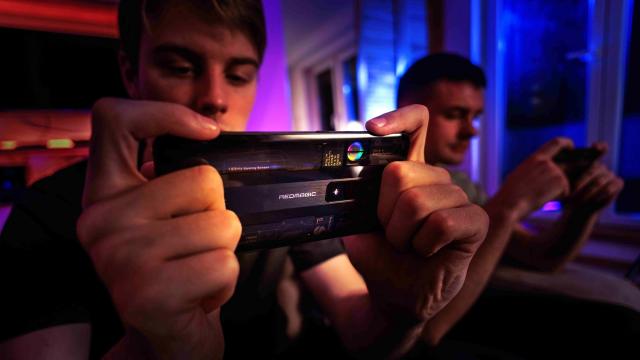 <b>Nubia aduce smartphone-ul de gaming Red Magic 7 în Europa, cu procesor Snapdragon 8 Gen1, ecran 165Hz</b>La nici o săptămână distanță de la introducerea seriei de telefoane de gaming Red Magic 7 în China, iată că astăzi avem parte și de debutul global. Pentru moment Nubia aduce în Europa doar varianta de bază adică Red Magic 7, urmând 