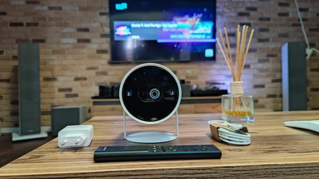 <b>De ce ai putea să alegi proiectorul Samsung The Freestyle în locul unui Smart TV clasic</b>La jumătatea lunii februarie Samsung a adus pe piaţa din România un produs nou în portofoliul său; un proiector portabil numit The Freestyle. Am fost la debutul local şi venind după 2 ani de stat cu ochii în TV-uri cu diagonale mai mici sau mai 