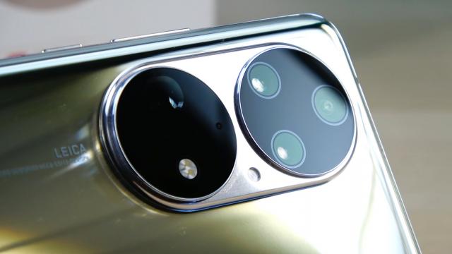 <b>Huawei P50 Pro: Cameră excelentă ziua, se descurca foarte bine la culori şi stabilizare</b>Huawei P50 Pro are o cameră frontală singulară de 13 MP, cu filmare 4K la 60 FPS şi cu lentila cu unghi de 100 de grade. În spate se afla camera Dual Matrix din spate, cu design inspirat de doi ochi umani, așa cum am aflat de la Huawei. Pentru mine arată