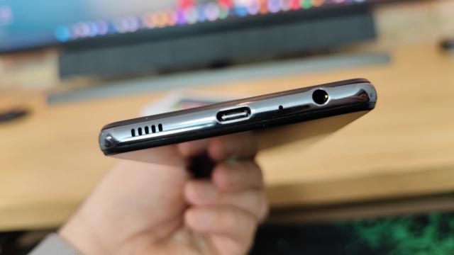 <b>Samsung Galaxy A52s 5G: Acustică doar mulţumitoare, fără a depăşi midrange-ul</b>Samsung ne-a răsfăţat în 2021 cu telefoane midrange cu difuzoare stereo, cum e cazul şi aici. Galaxy A52s 5G are şi jack audio şi setări Dolby Atmos în zona de opţiuni. Experienţa acustică e stereo, de calitate, chiar dacă nu oferă şi un volum 