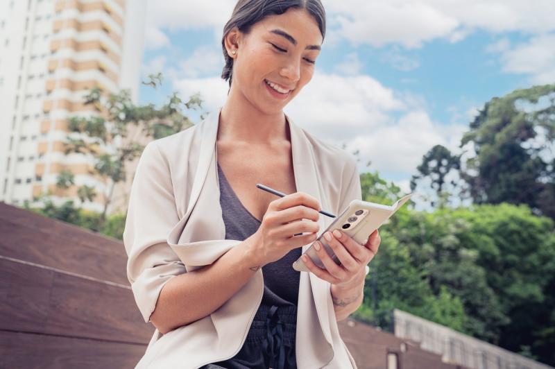 Motorola Edge 30 Pro - Fotografii oficiale: MOTOROLA EDGE 30 PRO_EUROPE GALLERY SHOOT_PROFESSIONAL PHOTOS_FOLIO STYLUS 6.jpg