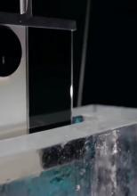Honor face spectacol cu rezistența lui Magic V5; telefonul pliabil e înghețat, copt și bombardat cu bile metalice într-un clip promoțional