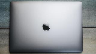 RESIGILATUL ZILEI #88: MacBook Air M1 – ecran Retina, autonomie 18h și putere pe 8 nuclee, ideal pentru editare, muncă și studiu
